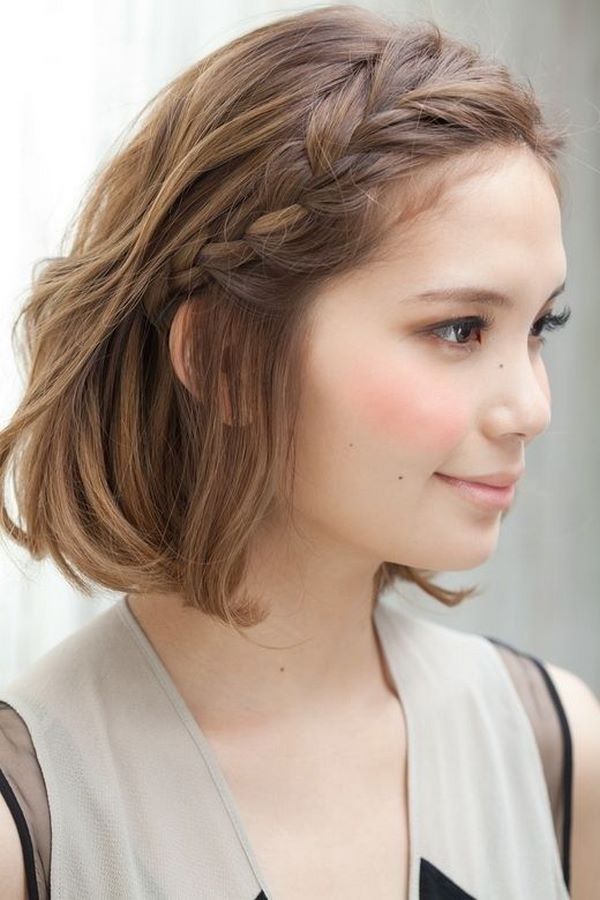 trenza a un lado cabello corto