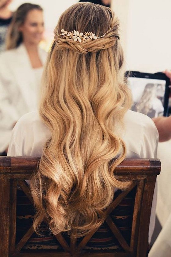 cabello largo semirecogido con accesorios