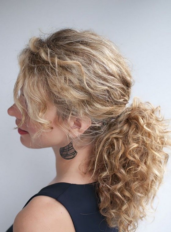 Hermosos peinados pelo rizado para todos los días
