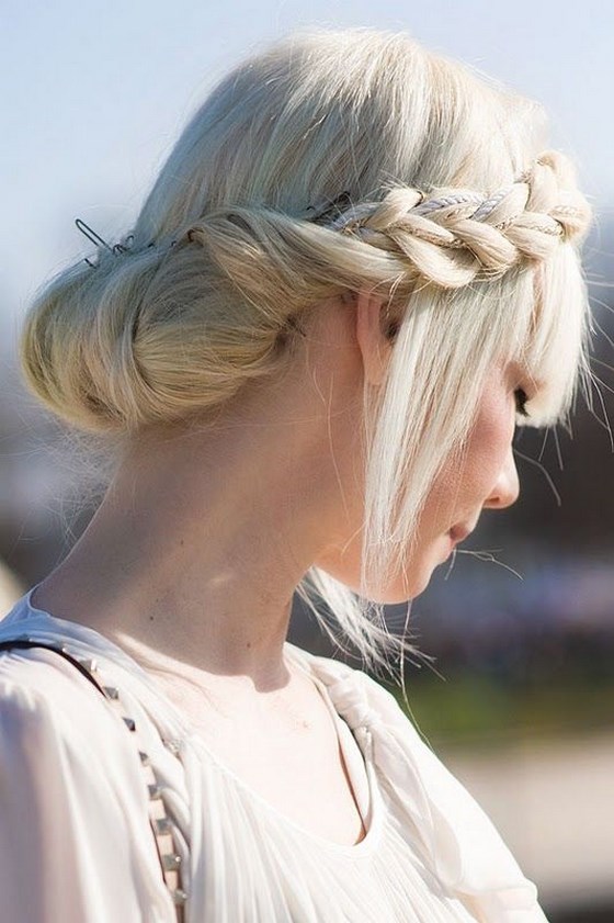 peinado recogido con una trenza lateral