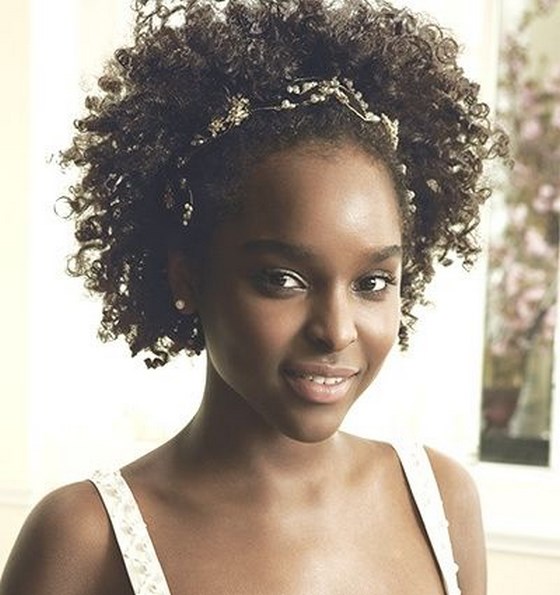 pelo rizado peinado elegante