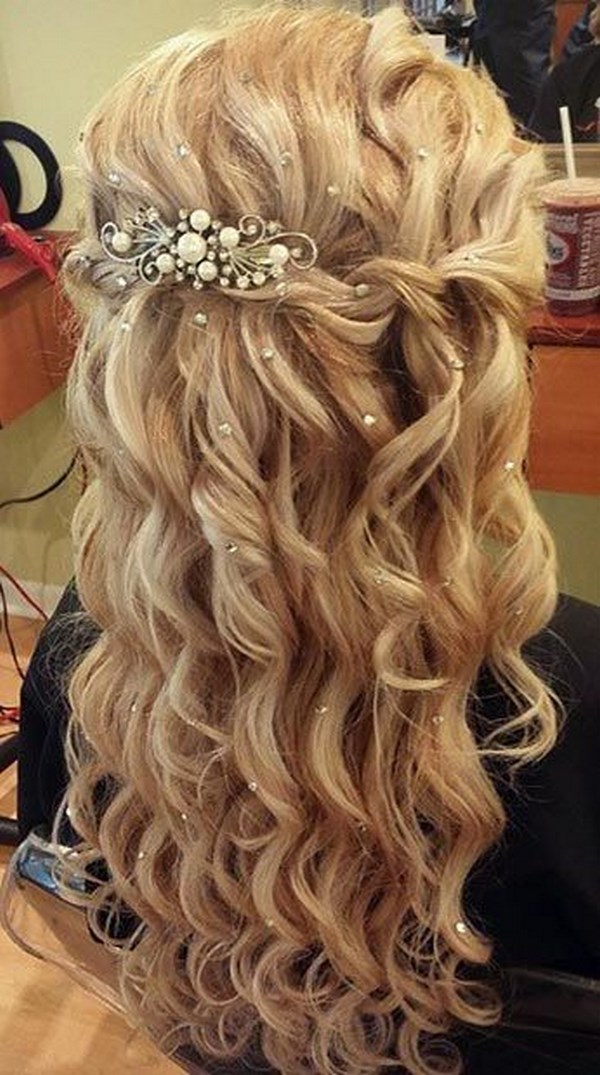 cabello rizado en caida de agua