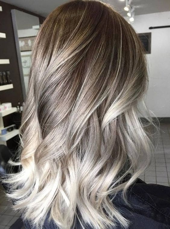 17. Mechas Platinadas Estilo Balayage
